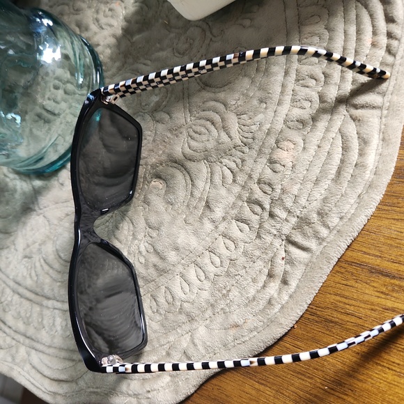 Versace sunglasses gently used.  Like new - Picture 4 of 10